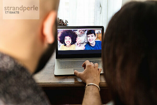 Videogespräch mit Freunden auf dem Laptop