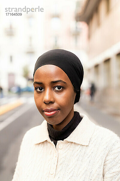 Porträt einer jungen muslimischen Frau in der Stadt