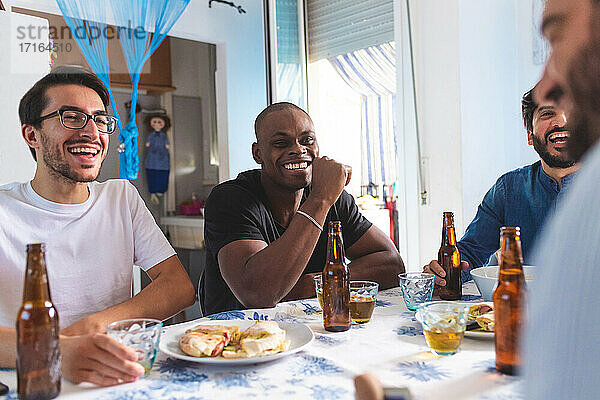 Männliche Freunde  die sich bei Essen und Bier treffen