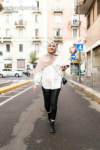 Porträt einer jungen Frau in der Stadt  die einen Hidschab trägt