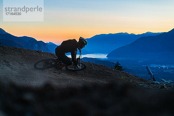 Mann beim Mountainbiking  Squamish  British Columbia  Kanada