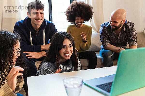 Videogespräch mit Freunden auf dem Laptop