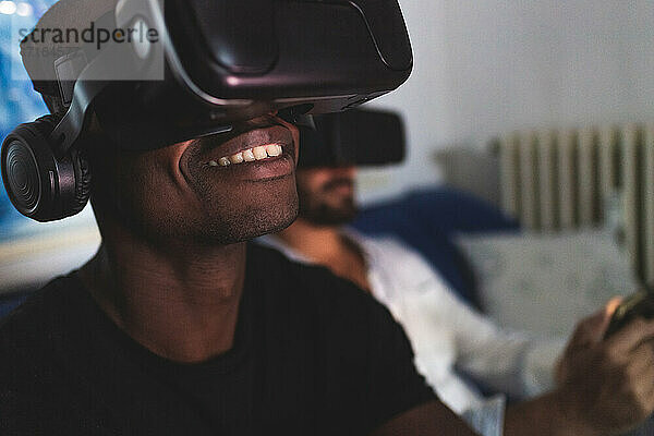 Mann trägt Virtual-Reality-Headset