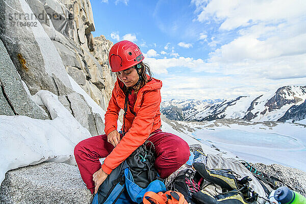 Frau bei der Vorbereitung zum Klettern im Bugaboo Provincial Park  Alberta  Kanada