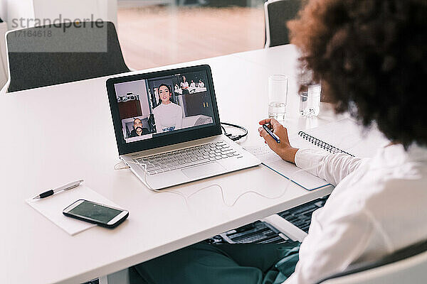 Geschäftsfrau benutzt Laptop für Videoanruf