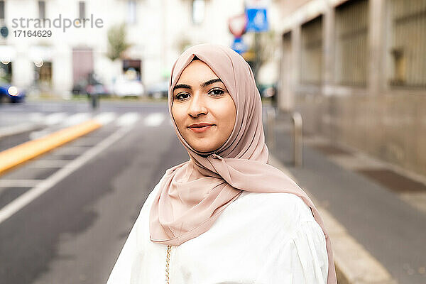 Straßenporträt einer jungen Frau mit Hidschab