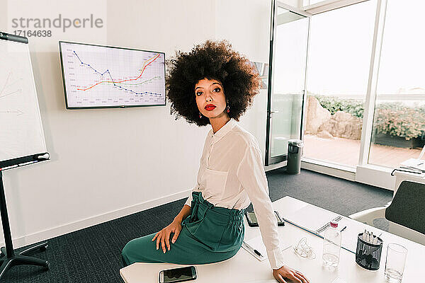 Porträt einer selbstbewussten Geschäftsfrau im Büro