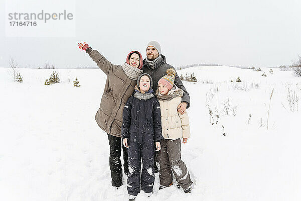 Familie genießt gemeinsamen Urlaub in verschneiter Landschaft