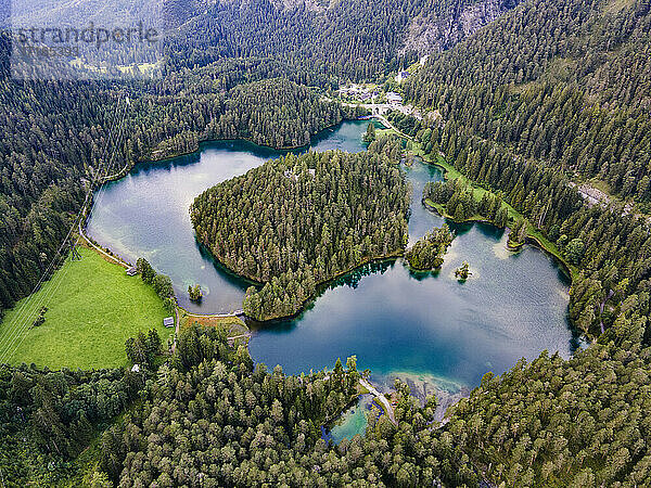 Österreich  Tirol  Fernsteinsee  Luftaufnahme von See und Bergen