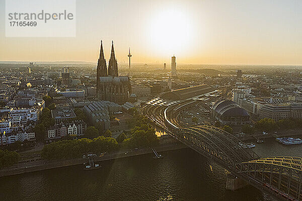 Deutschland  Köln  Rhein  Blick auf Fluss und Stadt bei Sonnenuntergang