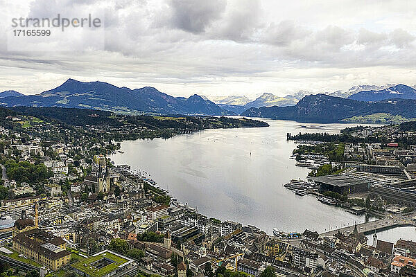 Schweiz  Luzern  Luftaufnahme der Stadt in der Nähe von Bergen und See