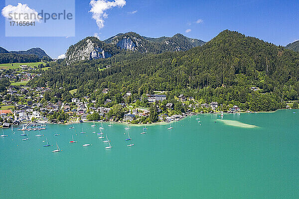 Österreich  Salzburg  Sankt Gilgen  Luftaufnahme des Dorfes am Ufer des Wolfgangsees im Sommer