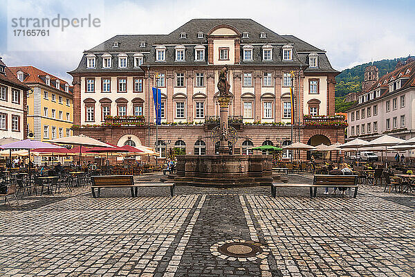 Germany  Baden-Wurttemberg  Heidelberg  Old town market square with town hall in background