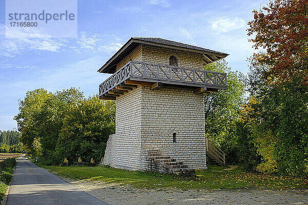 Deutschland  Bayern  Erkertshofen  Straßenwachturm im Naturpark Altmühltal