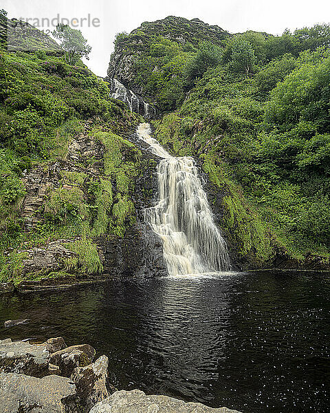 Landschaftlicher Blick auf den Assaranca-Wasserfall in Donegal  Irland