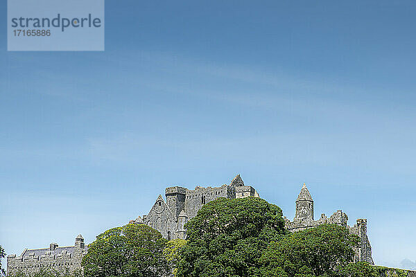 Rock of Cashel gegen einen klaren blauen Himmel an einem sonnigen Tag  Tipperary  Irland
