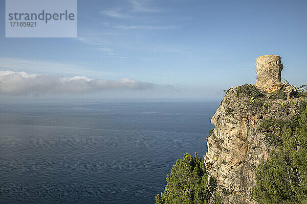 Verlassener Aussichtsturm auf einer Klippe am Meer vor blauem Himmel  Mallorca  Spanien