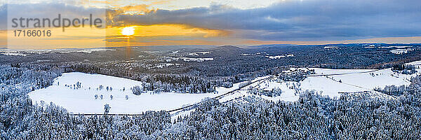 Drohnenpanorama des bewaldeten Remstals bei Wintersonnenuntergang