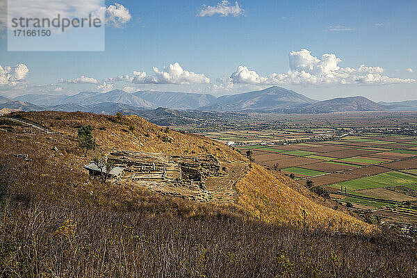 Albanien  Kreis Vlore  Finiq  Ruinen eines antiken griechischen Amphitheaters am Hang