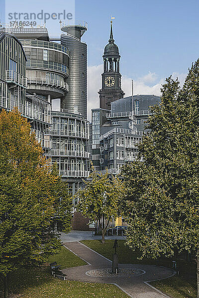 Deutschland  Hamburg  St. Michaelskirche vom Baumwall aus gesehen