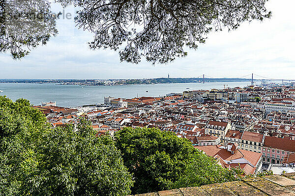 Portugal  Lissabon  Blick auf die Stadt mit der Ponte 25 de Abril am Tejo in der Ferne