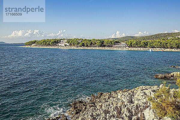 Schöner Blick auf den Strand Dagna gegen den Himmel bei Primosten  Sibenik-Knin  Kroatien