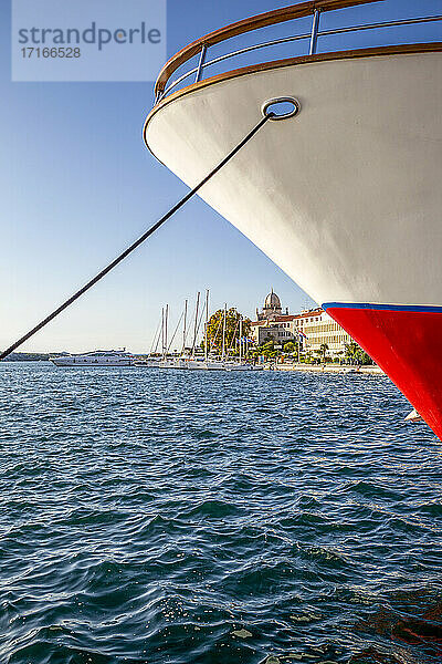 Croatia  Sibenik-Knin County  Sibenik  Bow of moored ship with marina and Cathedral of Saint James in background