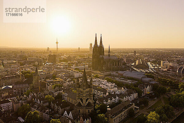 Deutschland  Köln  Rhein  Blick auf Fluss und Stadt bei Sonnenuntergang