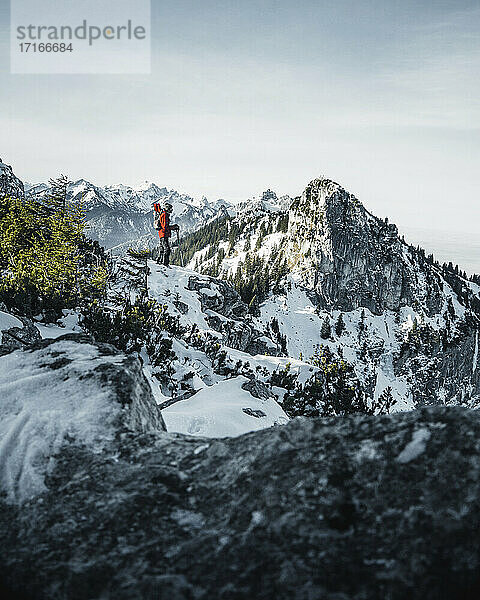 Deutschland  Bayern  Ammergauer Alpen  Teufelstattkopf  Tourist beim Bergwandern an einem Wintertag