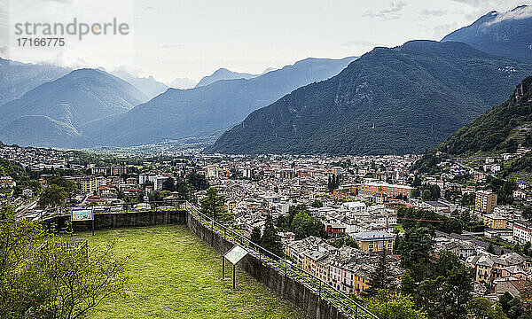 Stadtbild gegen Berg gesehen durch Parco Archeologico Botanico del Paradiso  Valchiavenna  Chiavenna  Provinz Sondrio  Lombardei  Italien