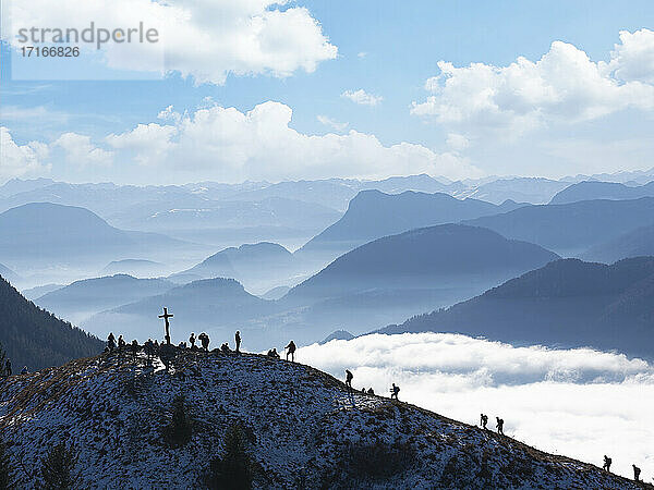 Tirol  Chiemgau Alps  Backpackers hiking up Heuberg summit