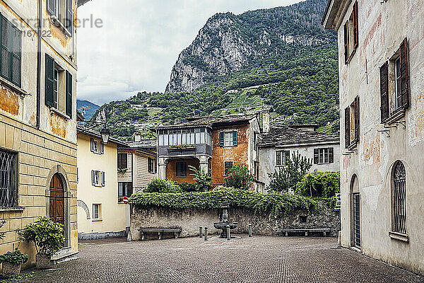 Straße inmitten von Gebäuden in der Altstadt gegen den Berg  Valchiavenna  Chiavenna  Provinz Sondrio  Lombardei  Italien
