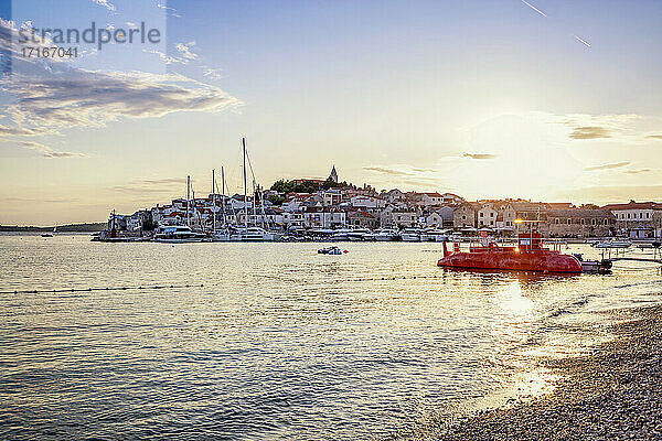 Schöner Sonnenuntergang über dem Stadtbild von Primosten bei Sibenik-Knin  Kroatien