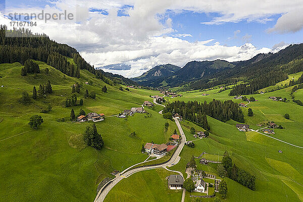 Schweiz  Berner Oberland  Berge und Dorf im Tal