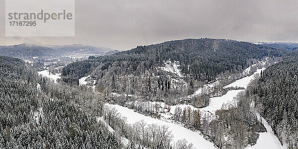 Drohnenansicht des bewaldeten Remstals im Winter