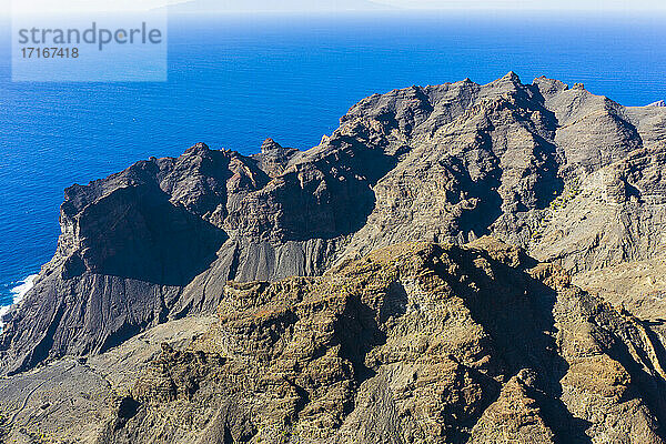 Felsige Berge mit Meer im Hintergrund