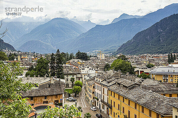 Stadtbild mit Bergen gegen den Himmel  Valchiavenna  Chiavenna  Provinz Sondrio  Lombardei  Italien