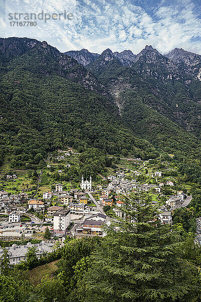Stadtbild mit Santuario Della Madonna di Loreto im Valchiavenna-Tal  Chiavenna  Provinz Sondrio  Lombardei  Italien