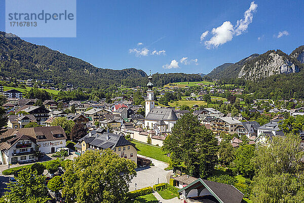 Österreich  Salzburg  Sankt Gilgen  Luftaufnahme eines Dorfes im Salzkammergut im Sommer