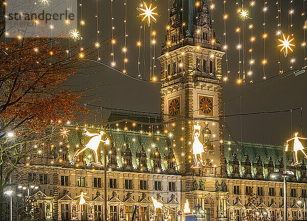 Deutschland  Hamburg  Rathaus und Weihnachtsdekoration in der Stadtstraße