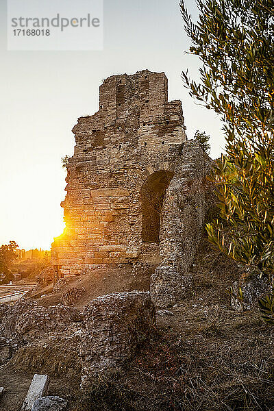 Historisches römisches Theater von Nikopolis bei Sonnenuntergang in Nikopolis  Preveza  Griechenland