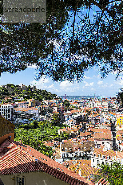 Portugal  Lissabon  Miradouro da Graca  Altstadt mit Burg So Jorge in der Ferne
