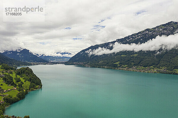 Schweiz  Brienzersee  Luftaufnahme von See und Bergen