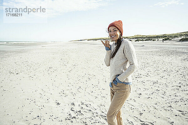 Porträt einer allein stehenden Frau am Sandstrand