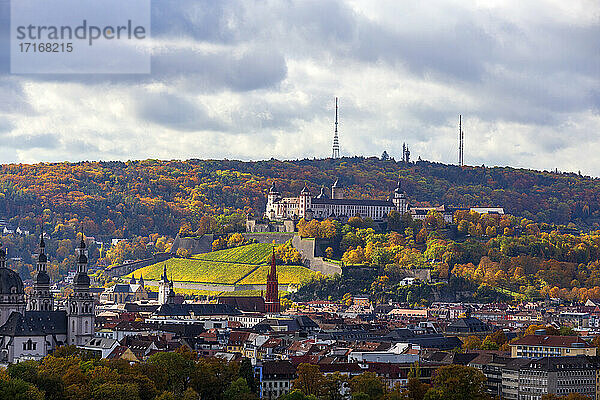 Deutschland  Bayern  Würzburg  Stadt im Herbst mit Festung Marienberg im Hintergrund