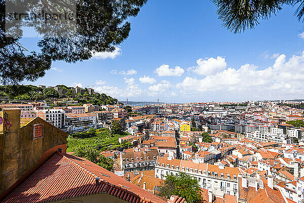 Portugal  Lissabon  Stadtbild mit der Burg So Jorge vom Miradouro da Graca