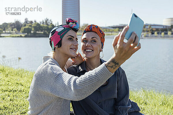 Freunde mit Kopftuch machen ein Selfie im Park