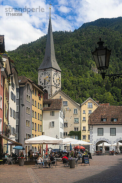 Arcas-Platz mit der Turmspitze der St. Martin-Kirche im Hintergrund gegen den Berg in Chur  Schweiz