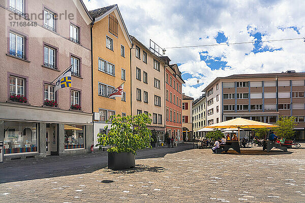 Kornplatz mit Restaurants und Cafés vor bewölktem Himmel in Chur  Schweiz