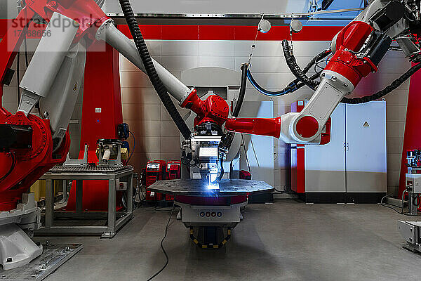 Automatische Roboter schweißen Metall in einer Fabrik